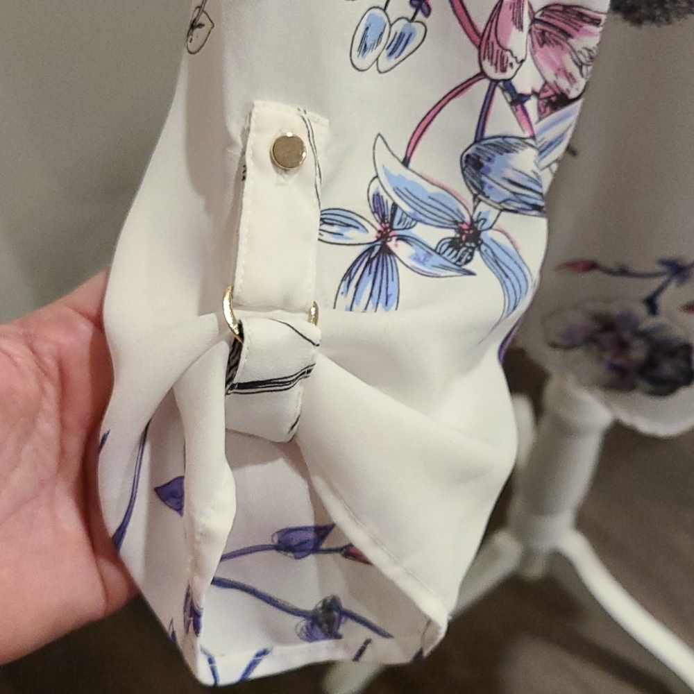 Dynamite semi-sheer floral blouse - Picture 5 of 8
